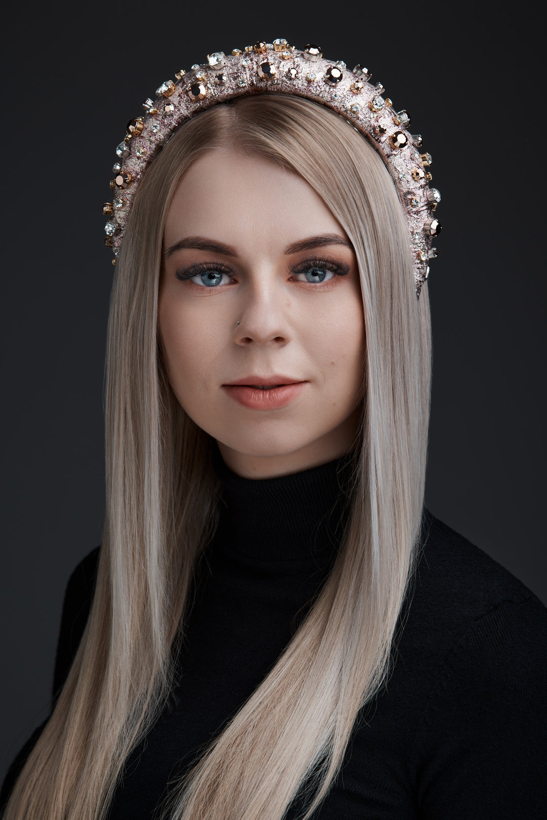 Eva Oherjus korkea otsapanta Abby Swarovskilla ja Preciosa Crystalsilla 