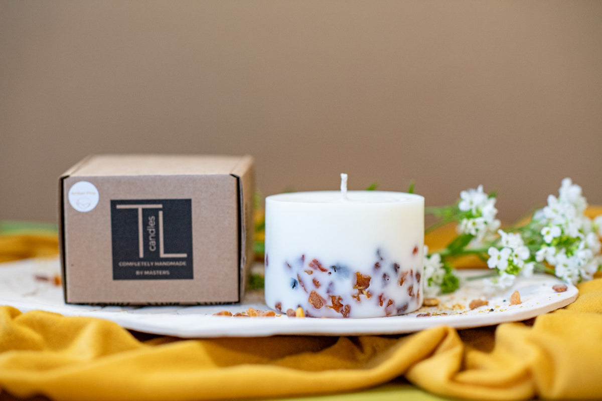 TL Candles käsitööna valmistatud sojavahaküünal männilõhnaga