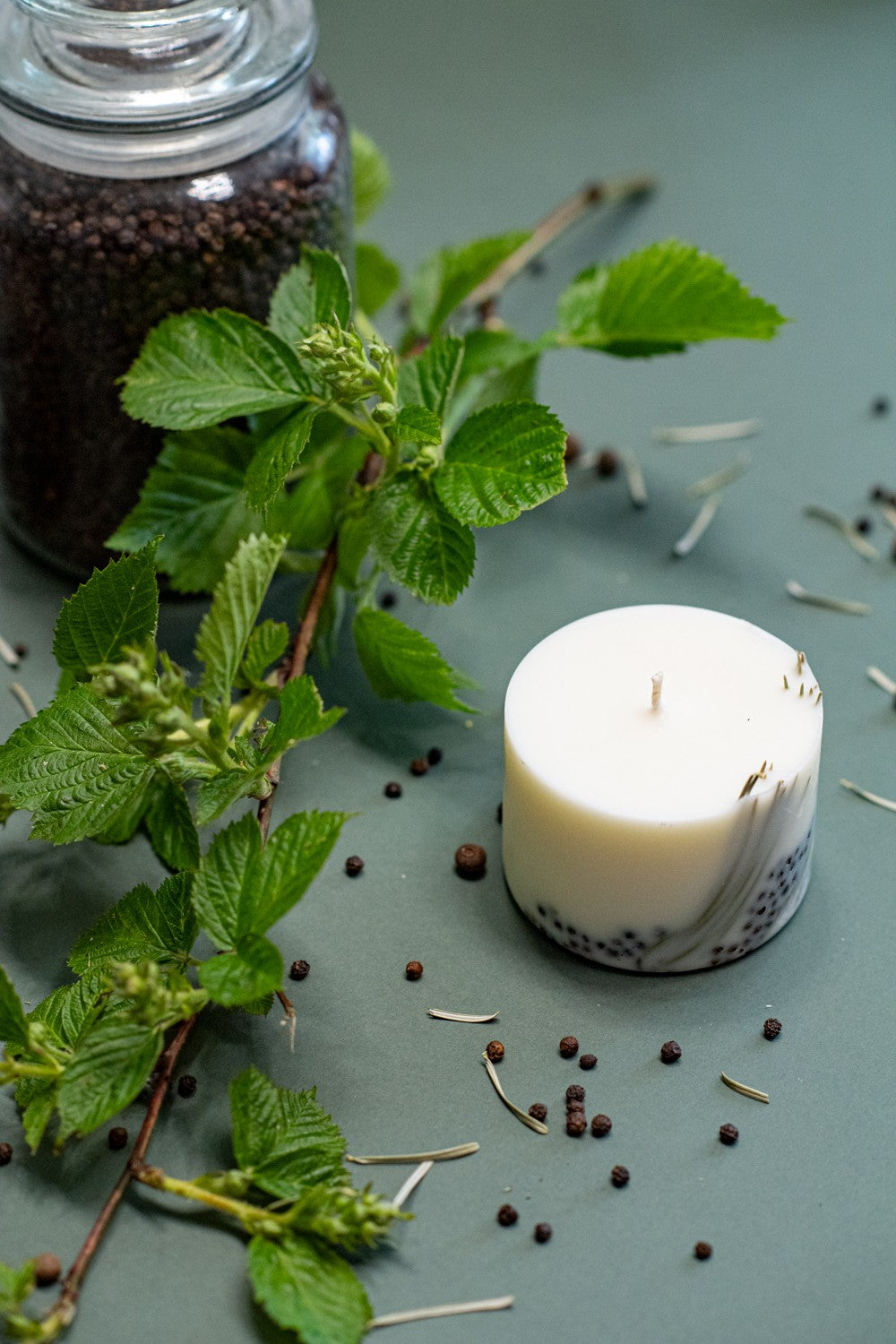 TL Candles käsitsi valmistatud sojavahaküünal kadaka lõhnaga