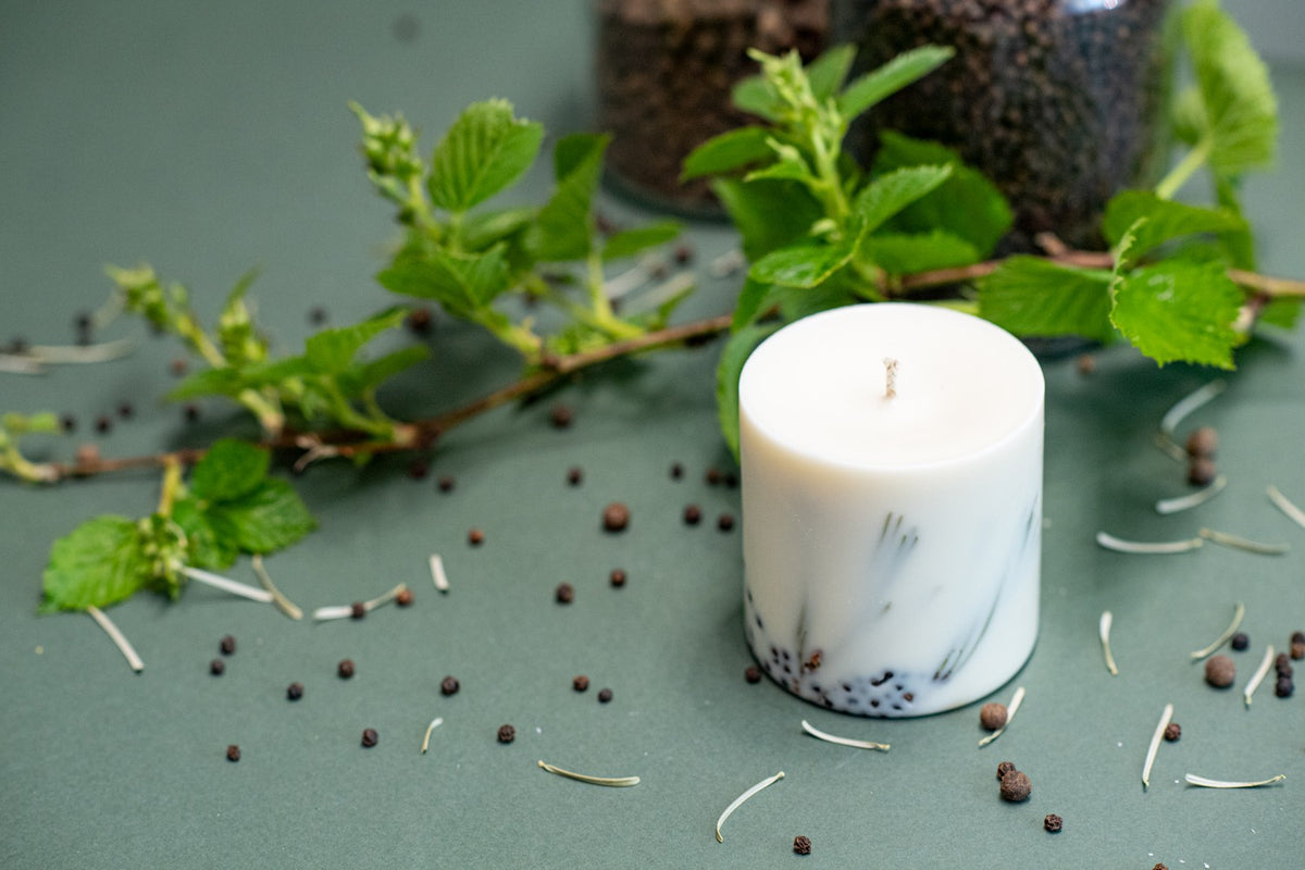 TL Candles käsitsi valmistatud sojavahaküünal kadaka lõhnaga
