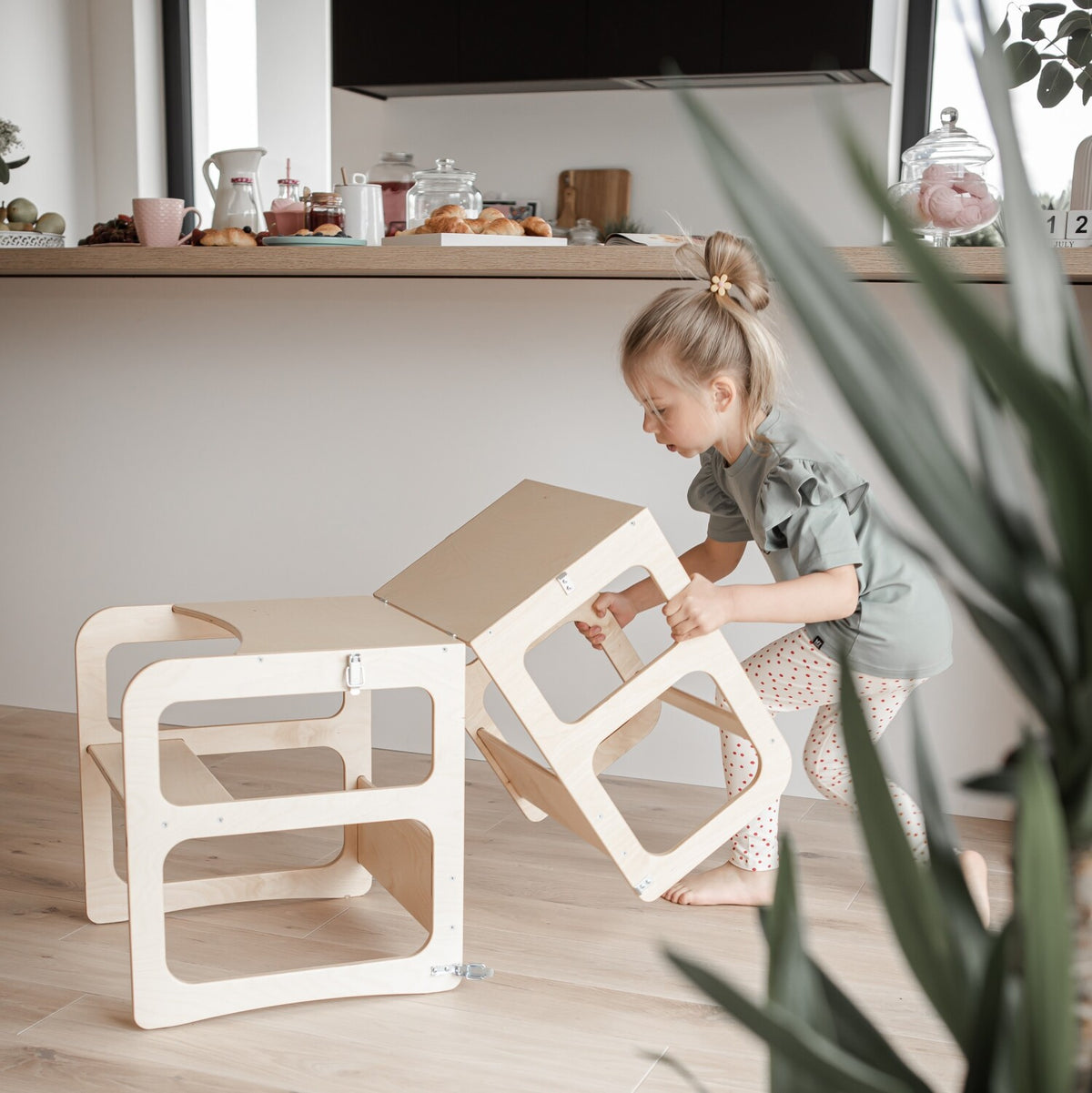 Montessori House Bed 2-in-1 köögitorn, laud ja tool