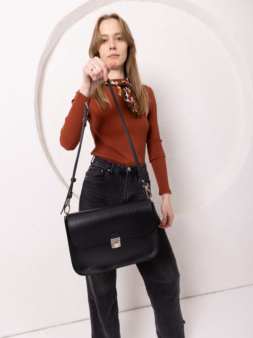 ASTORIA Handbag with Old-Fashioned Buckle - Black