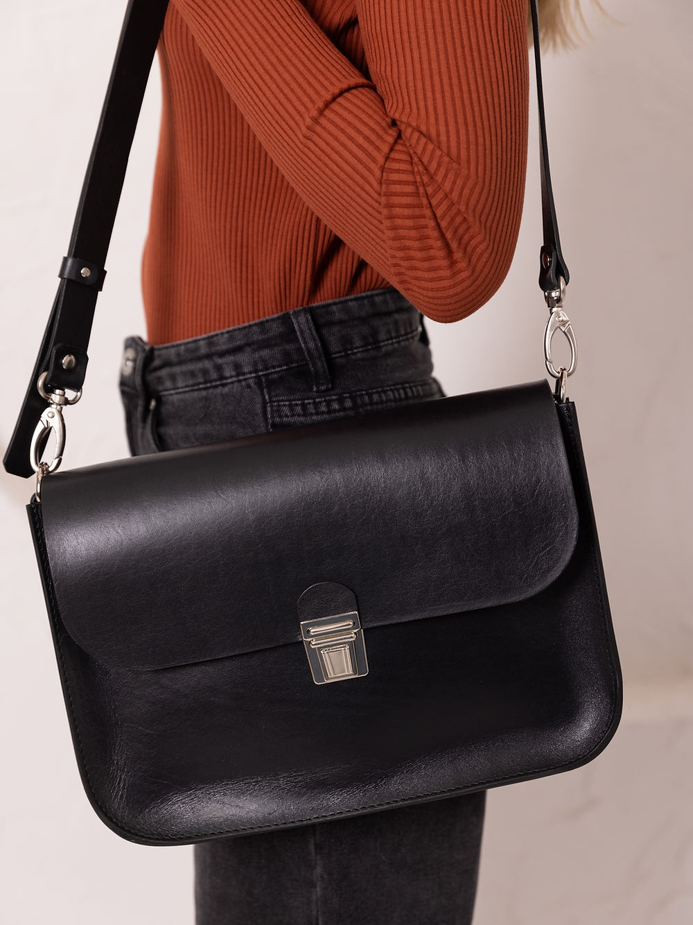 ASTORIA Handbag with Old-Fashioned Buckle - Black