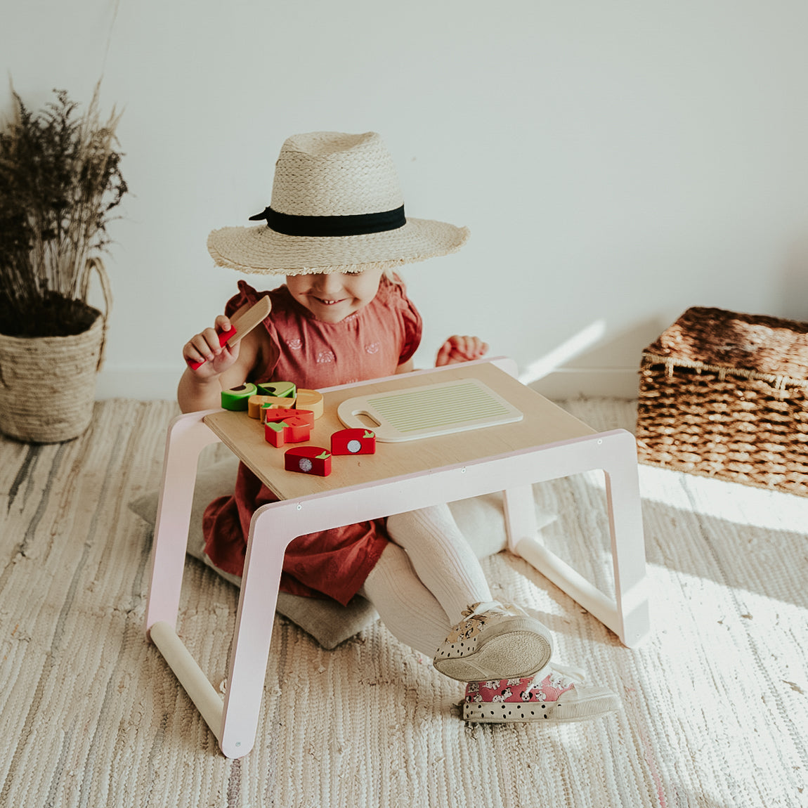 Ewart Woods laste väike puidust laud "Farm Table"