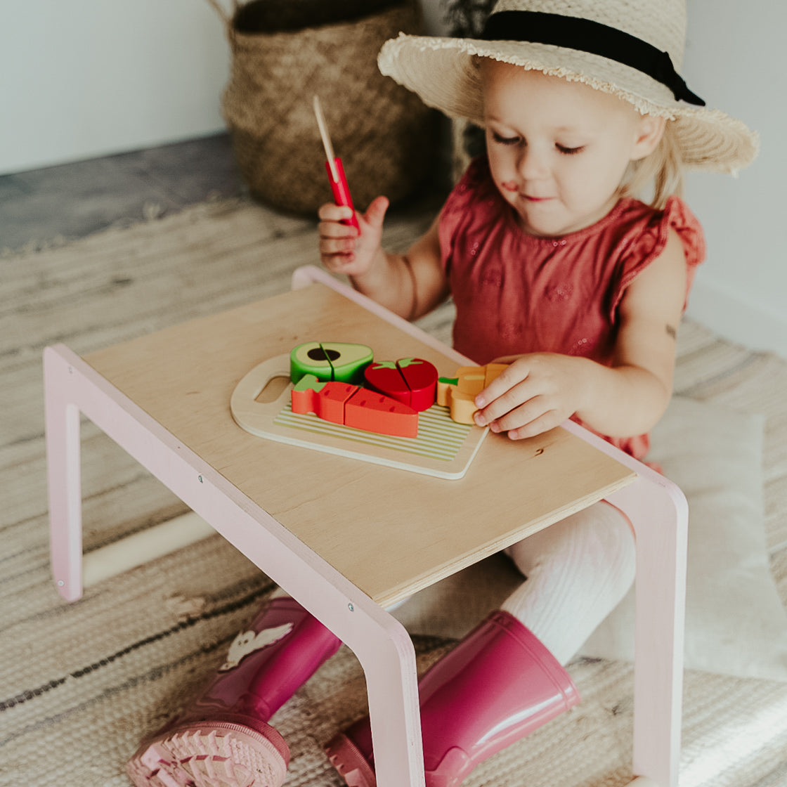 Ewart Woods laste väike puidust laud "Farm Table"