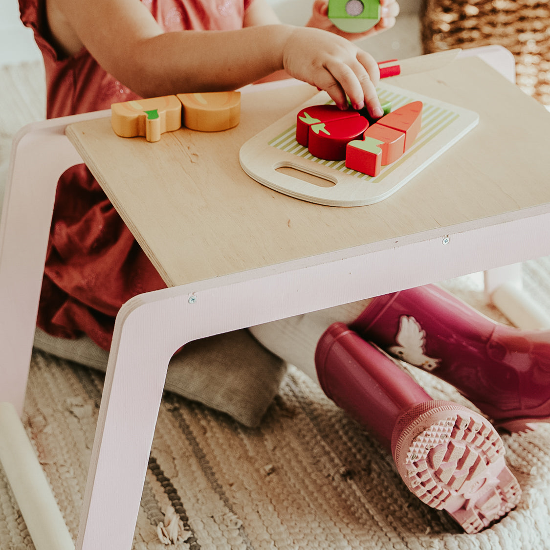 Ewart Woods laste väike puidust laud "Farm Table"
