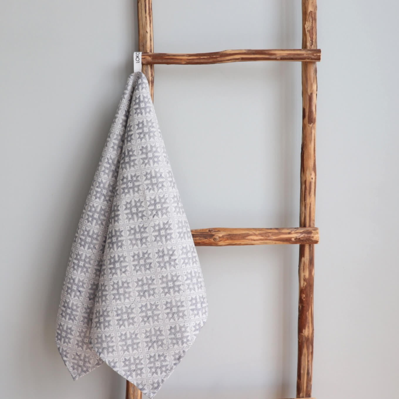 LOKO Pärnumaa Köögirätik – Eesti Rahvusmustriga Linasegune Rätik 45×75 cm