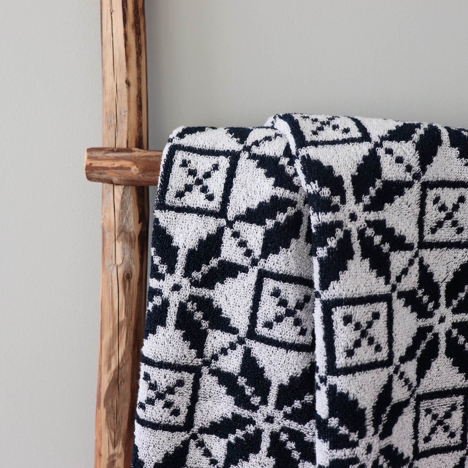 LOKO Saunalina Hiiumaa Mustriga – Puuvillane Rätik 67×150 cm Eesti muster