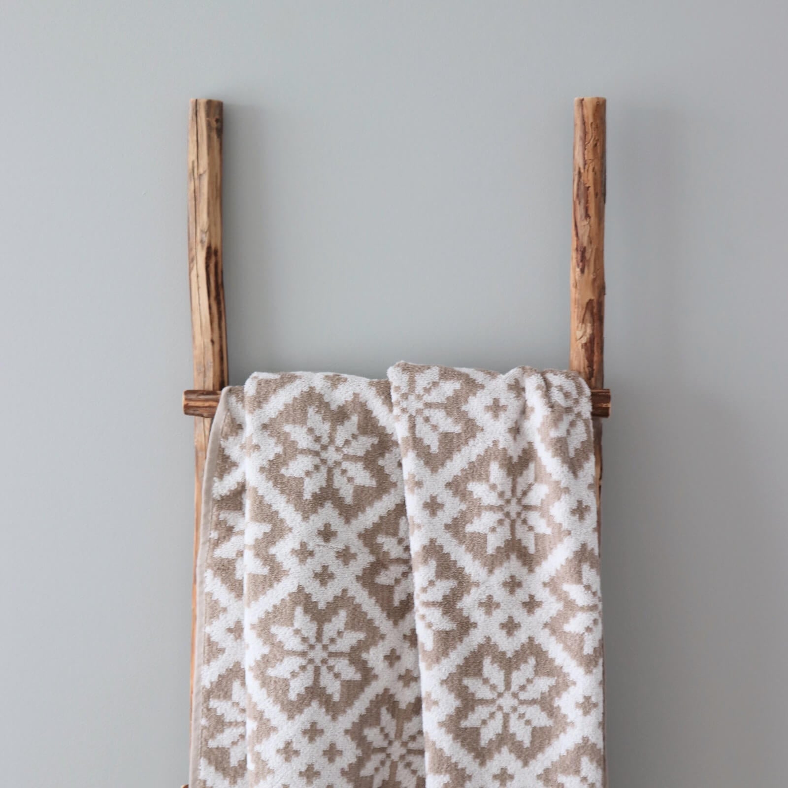 LOKO Suur Saunalina Viljandimaa Mustriga – Puuvillane Rätik 81×160 cm pruuni mustriga Eesti muster