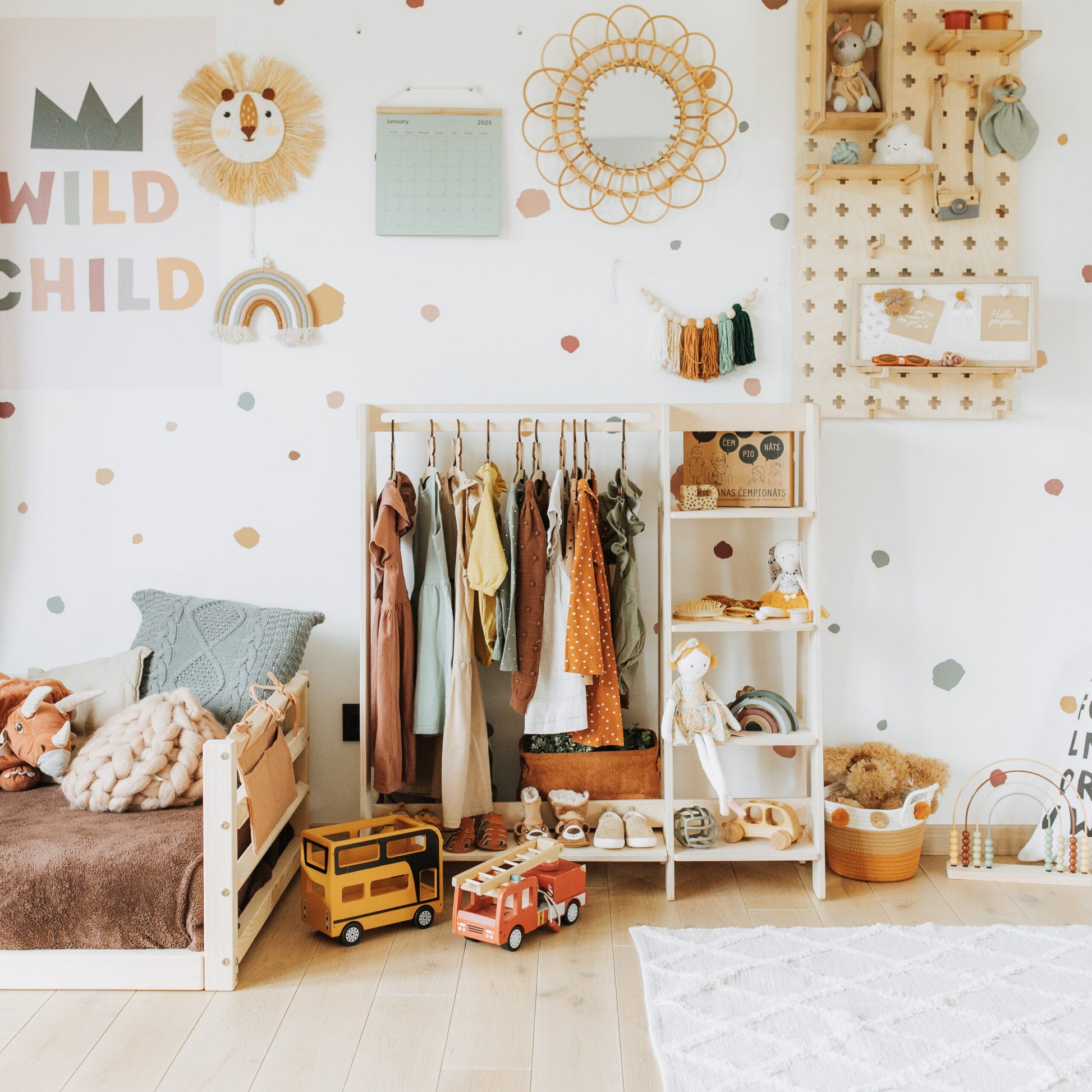 Montessori House Bed Laste Riidenagi Riiulitega naturaalne puit