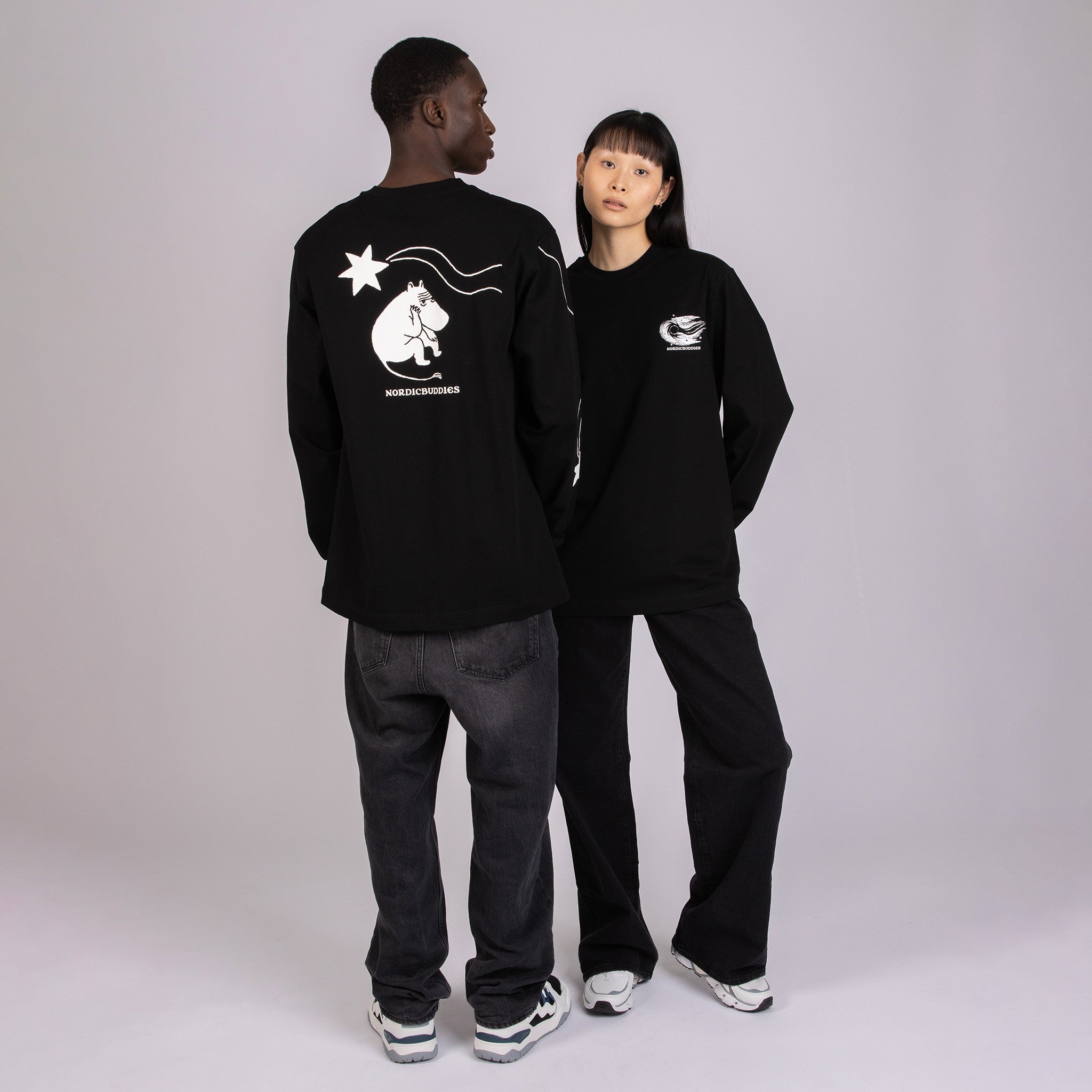 Moomin by NordicBuddies Novellikollektsiooni Unisex Pikavarrukaline Särk – Must