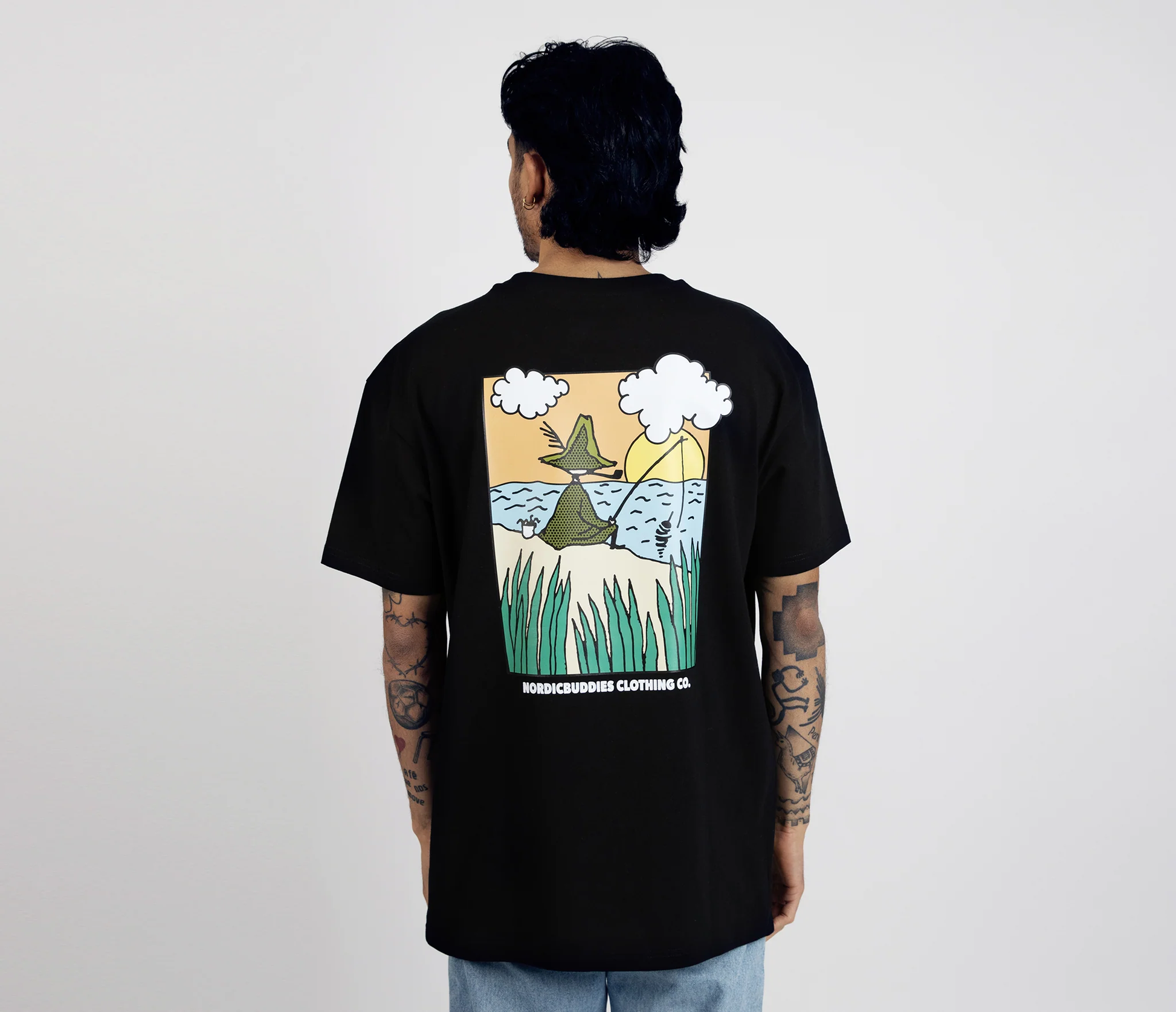 Moomin by NordicBuddies "Nuuskmõmmik Kalal" T-Särk Unisex - Must selja tagant meesmodelli seljas