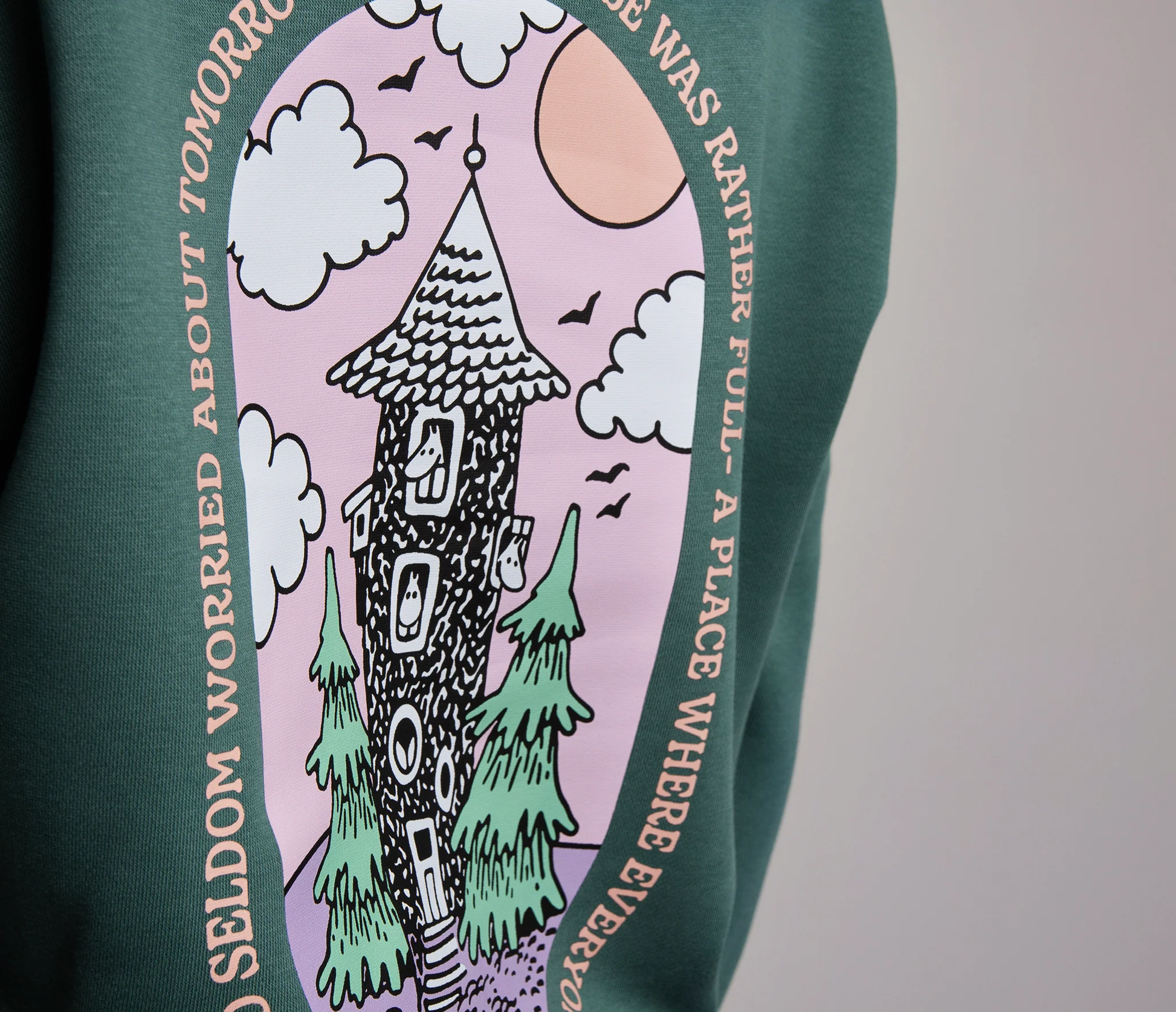 Moomin by NordicBuddies Orgaaniline Preemium Dressipluus "Muumimaja" - Tumeroheline lähedalt
