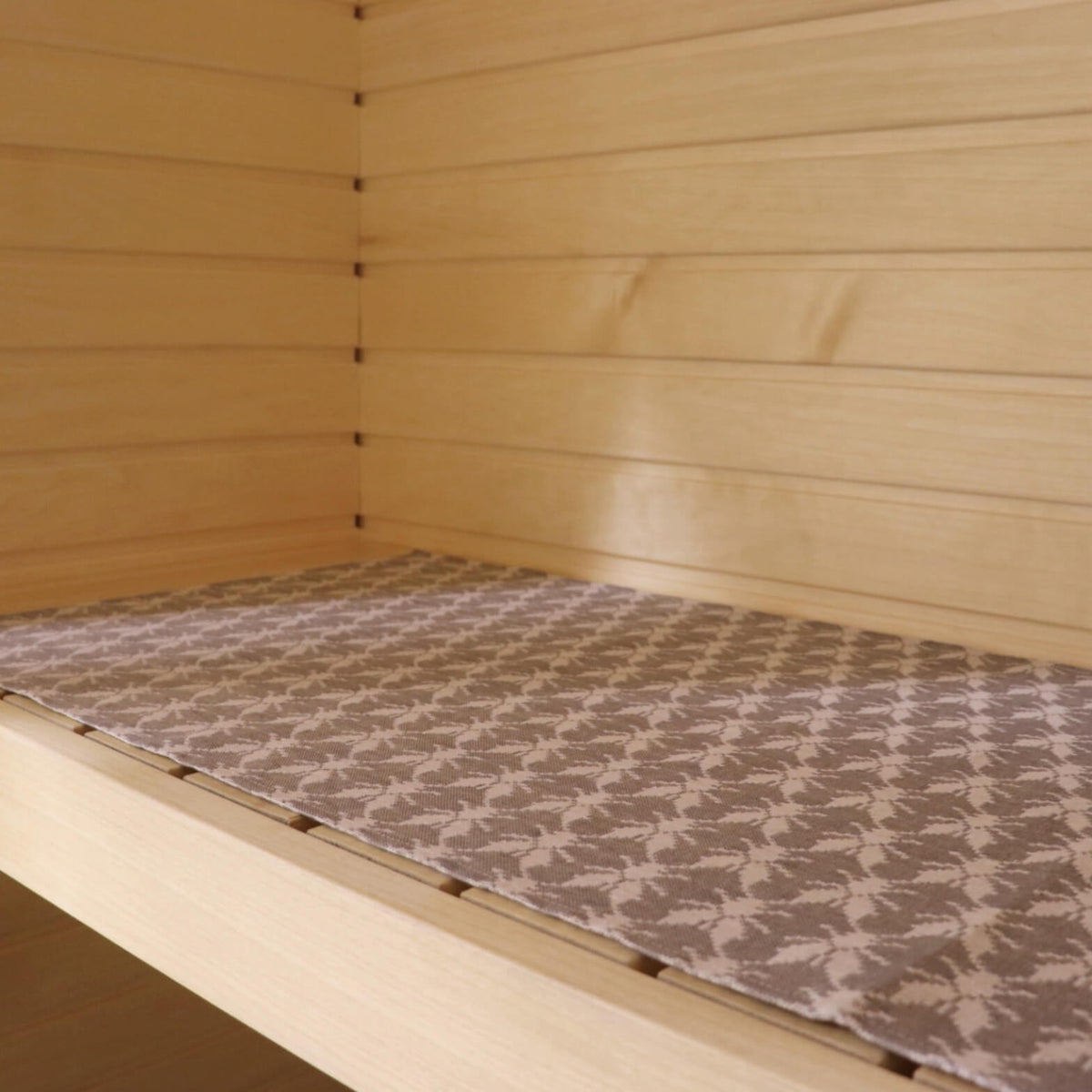 LOKO linasegune sauna istelina, 50 x 145 cm - Hiiumaa kärbsemuster