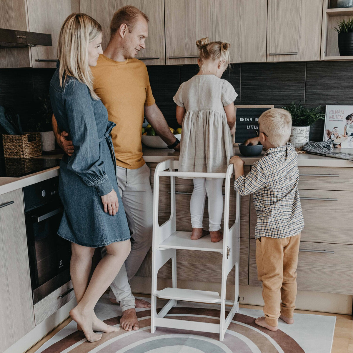 Montessori House Bed muunduv köögitorn, laud ja tool