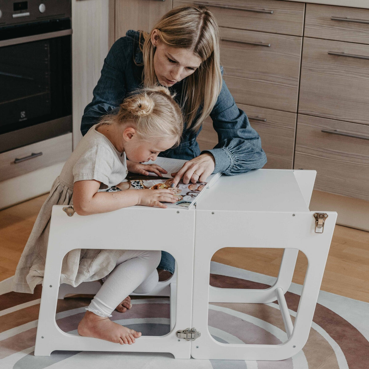 Montessori House Bed muunduv köögitorn, laud ja tool