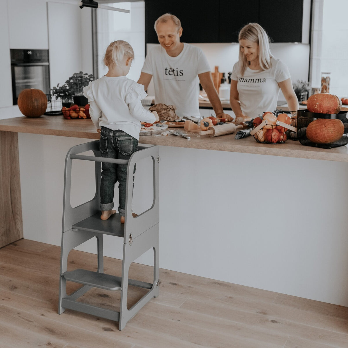 Montessori House Bed muunduv köögitorn, laud ja tool