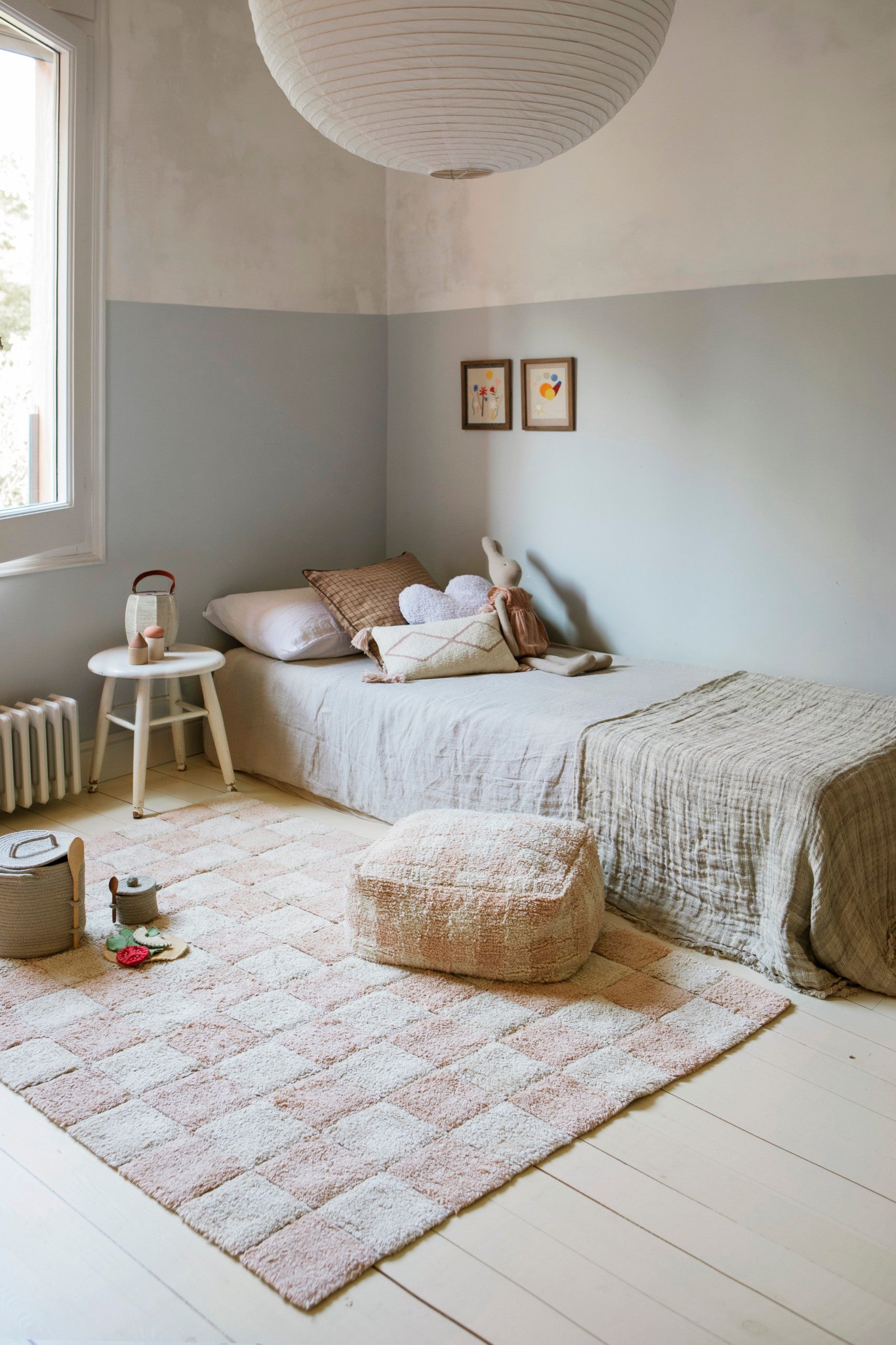 Vintage-stiilis Lorena Canals pestav puuvillavaip Kitchen Tiles Rose on praktiline ja kaunis lisand igasse koju – kergesti hooldatav ja kauakestev.

