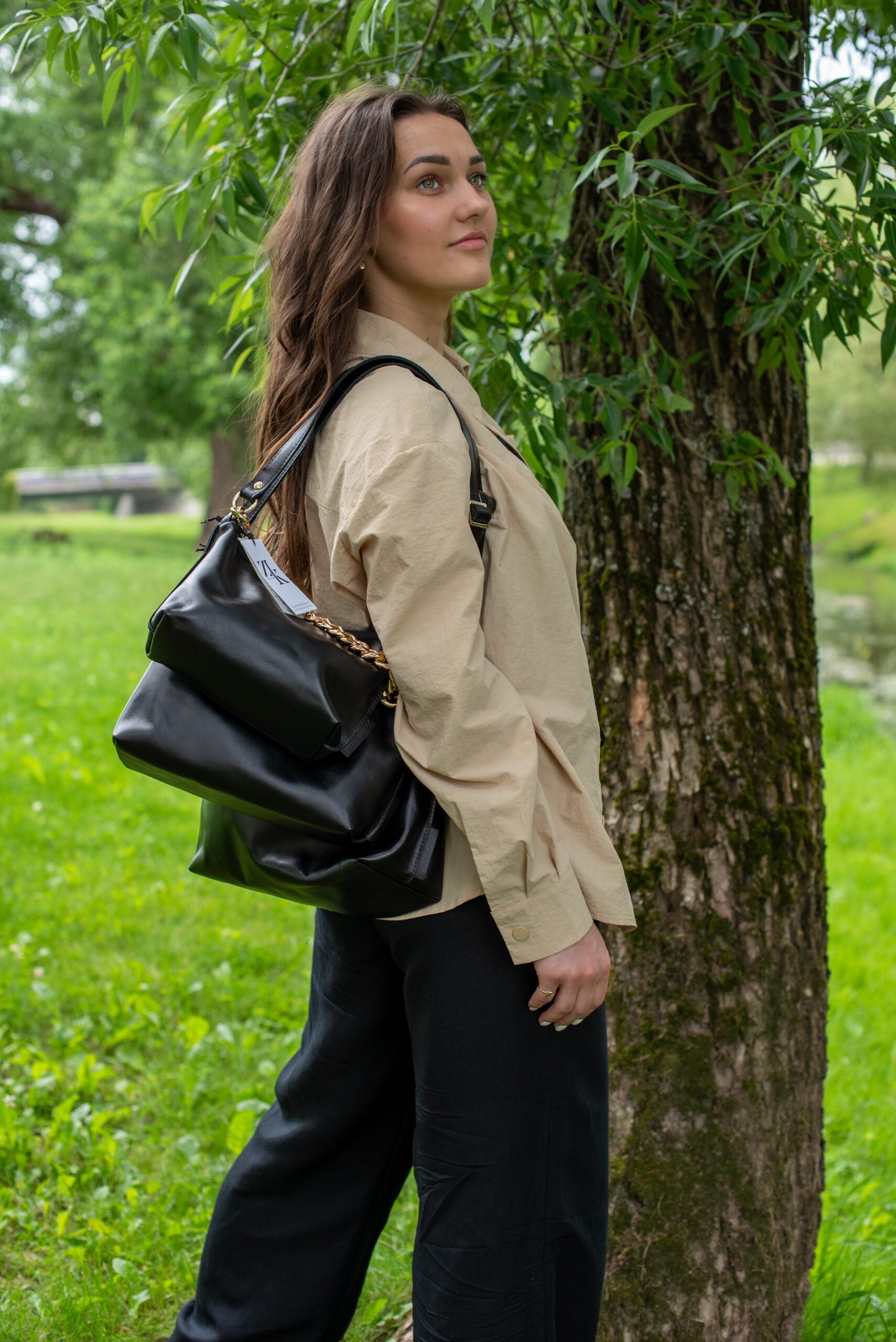 Zelma Kraft Must Nahast Käekotid kuldse keti ja modelliga
