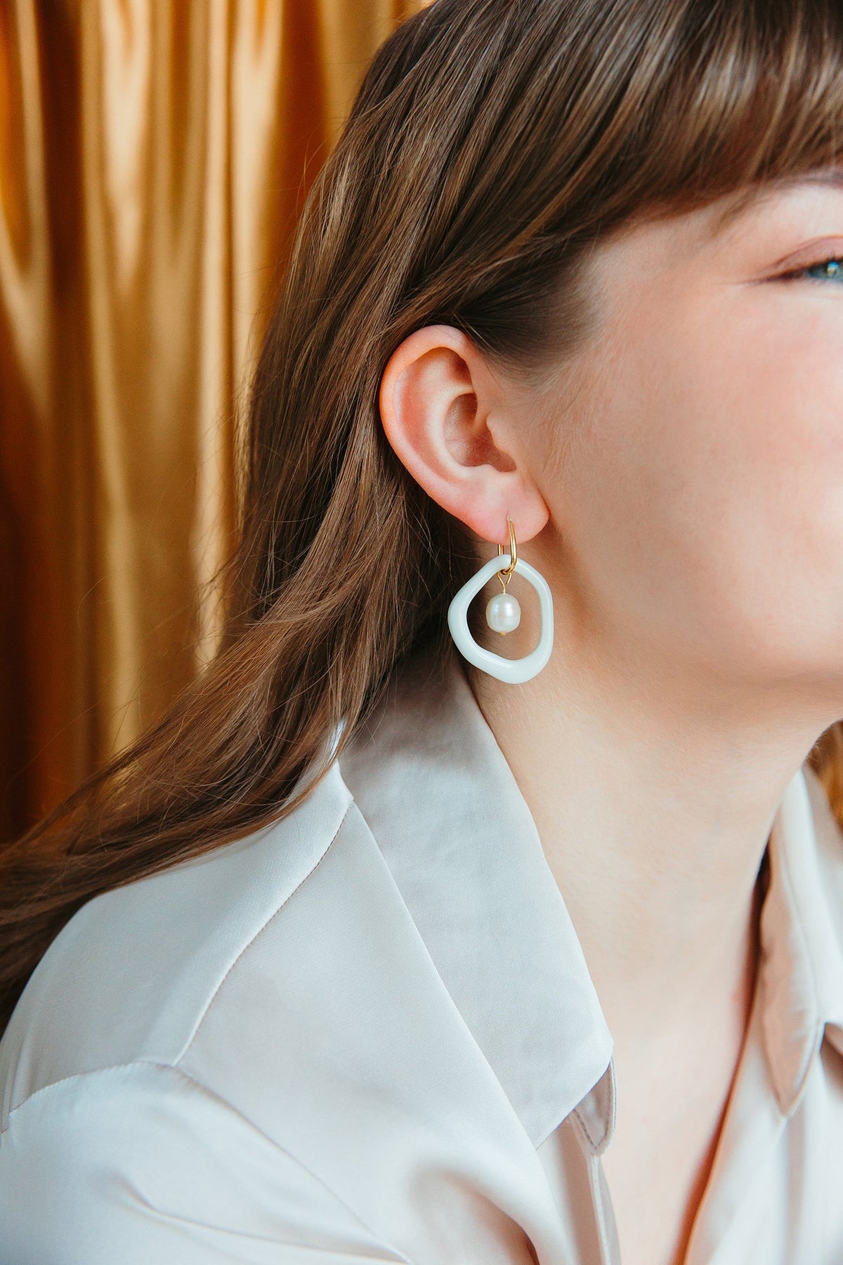 Rozenthal pärli ja portselaniga rõngaskõrvarõngad "Arp" - Must