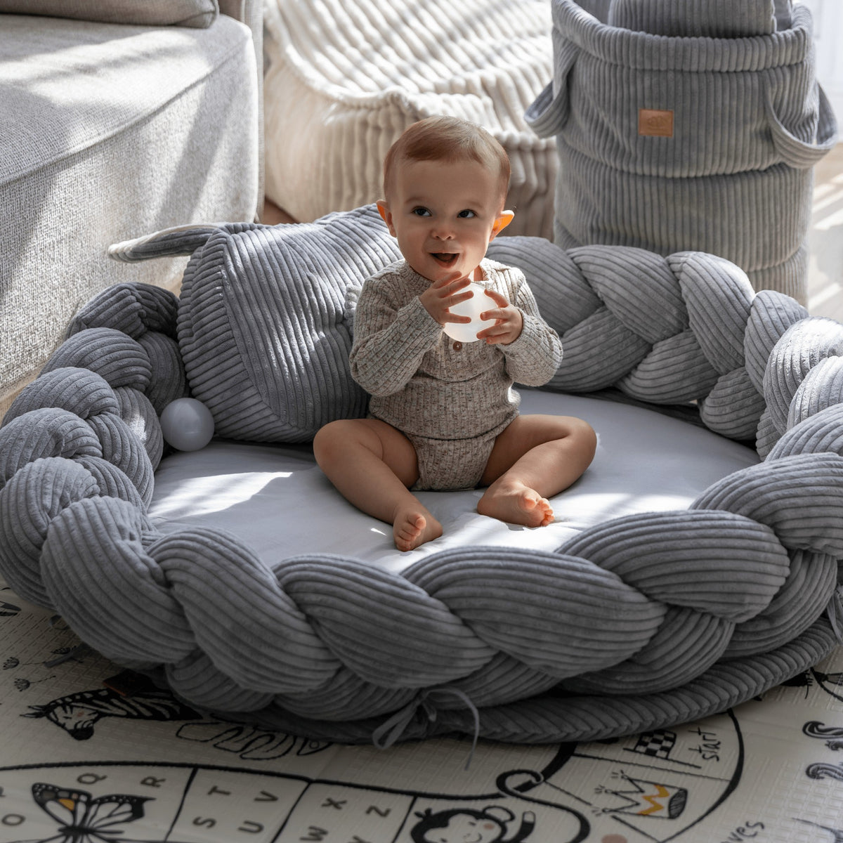 MeowBaby® beebipesa ja mängumatt punutud voodipehmendusega - Hall