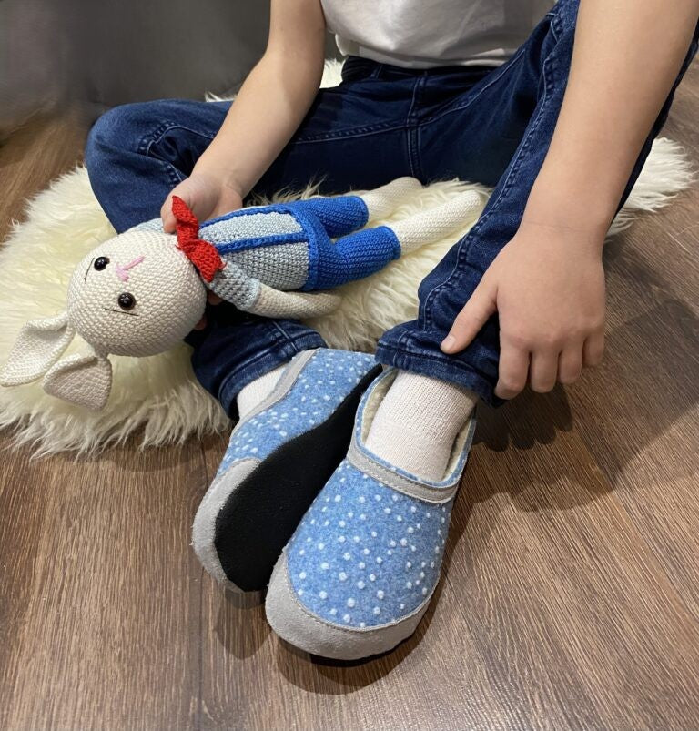 OmaKing laste barefoot-sussid "Poksa" - Blue Dots