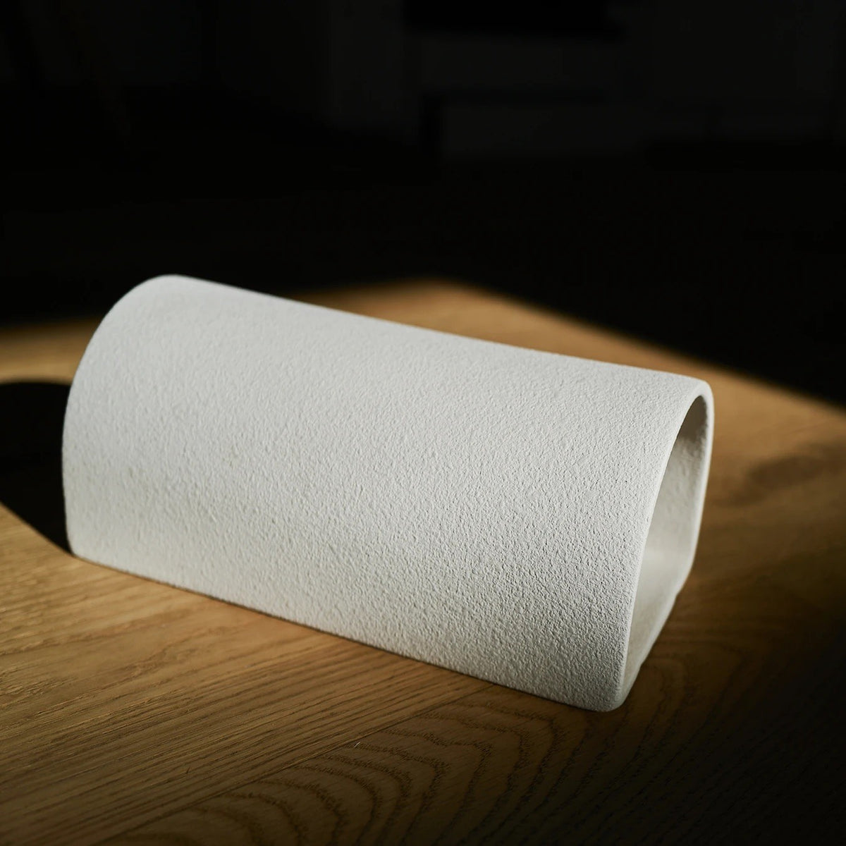 ORA – käsitööna valmistatud keraamiline seinalamp "CURVE" (eriti matt valge, tekstuuriga)