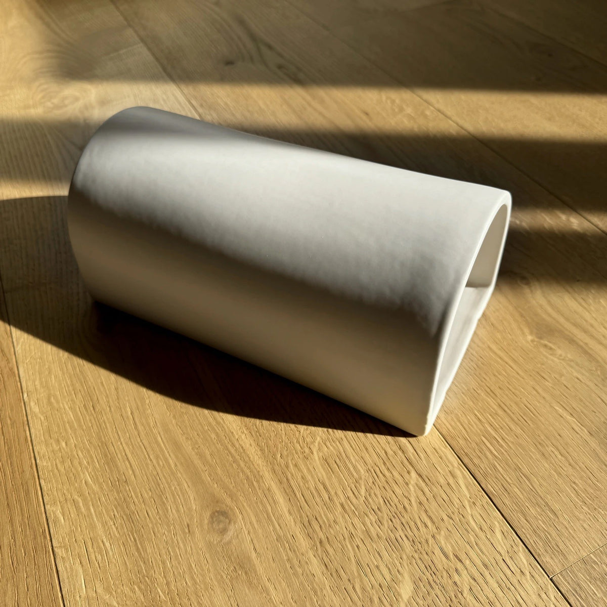 ORA – käsitööna valmistatud keraamiline seinalamp "CURVE" (kreemvalge)