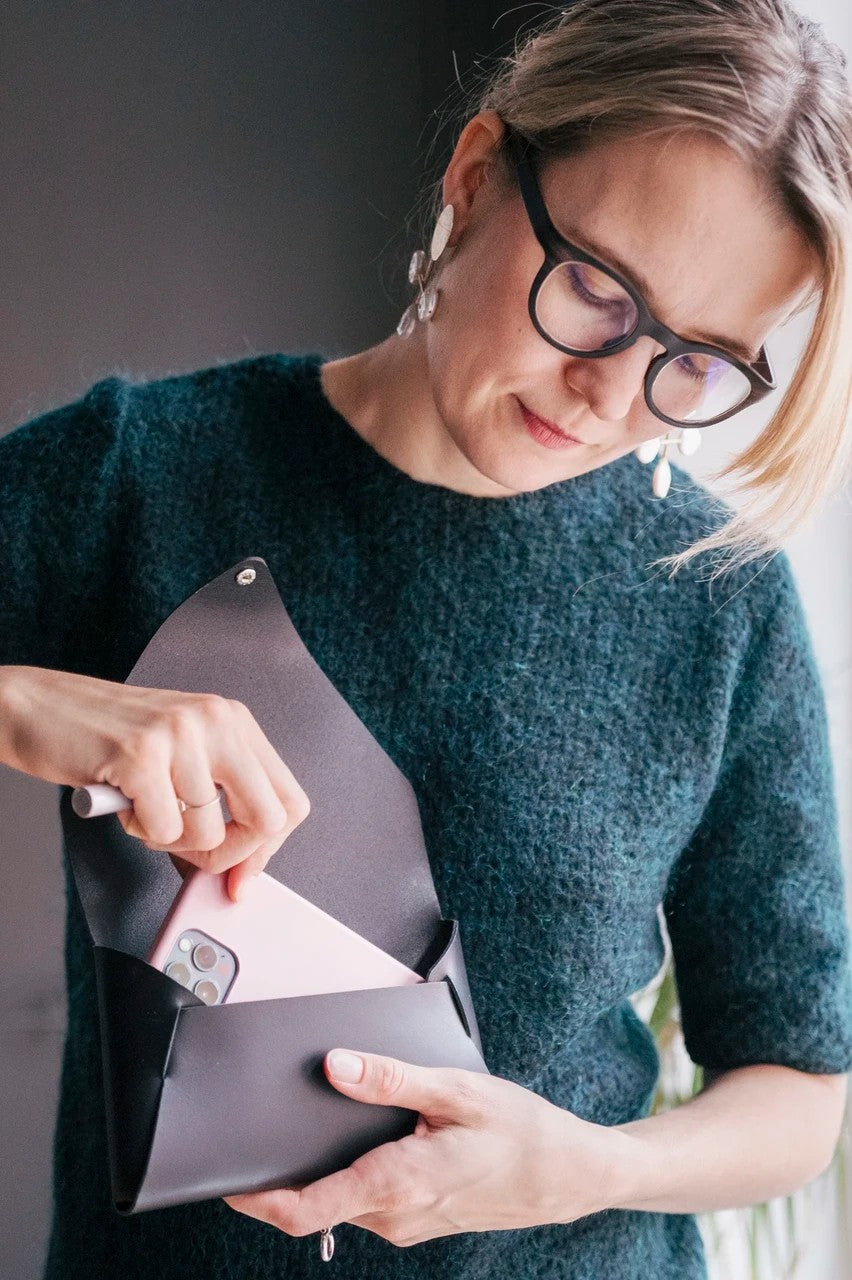 Stella Soomlais nahast ümbrik- ja cross-body kott "Nordic Introvert"
