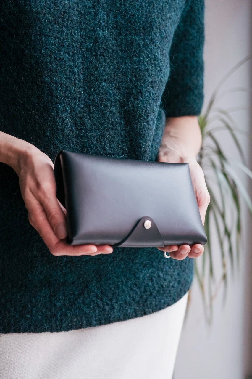 Stella Soomlais nahast ümbrik- ja cross-body kott "Nordic Introvert"