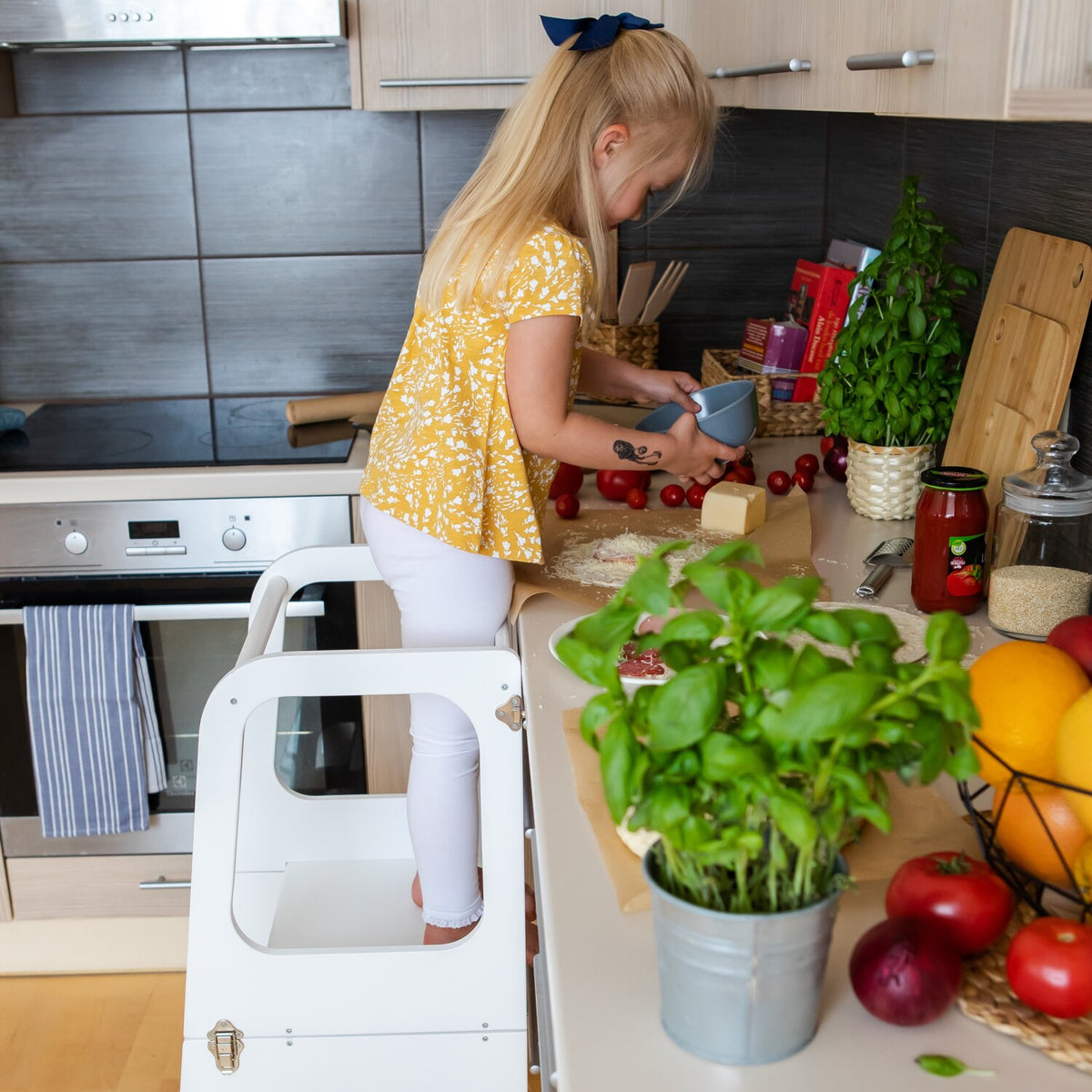 Montessori House Bed muunduv köögitorn, laud ja tool