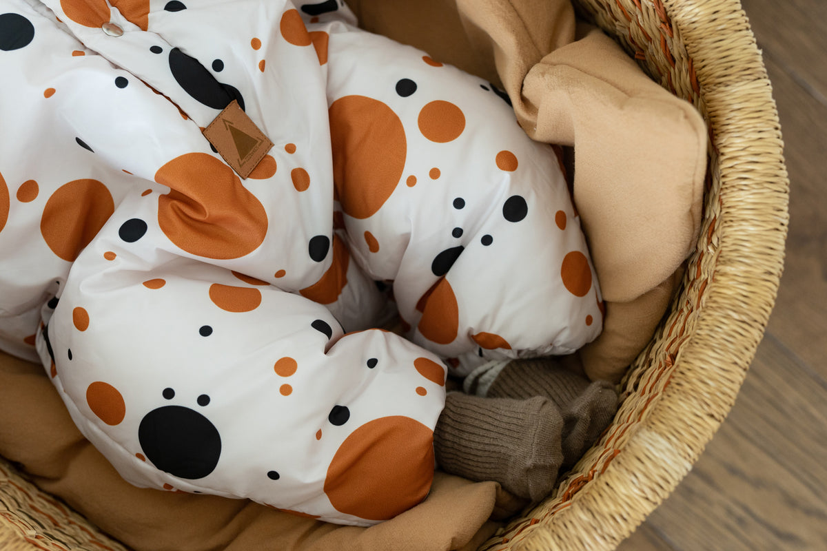 Zezuzulla talvine kombinesoon teddy-voodriga beebidele ja lastele - Mustad ja oranžid täpid