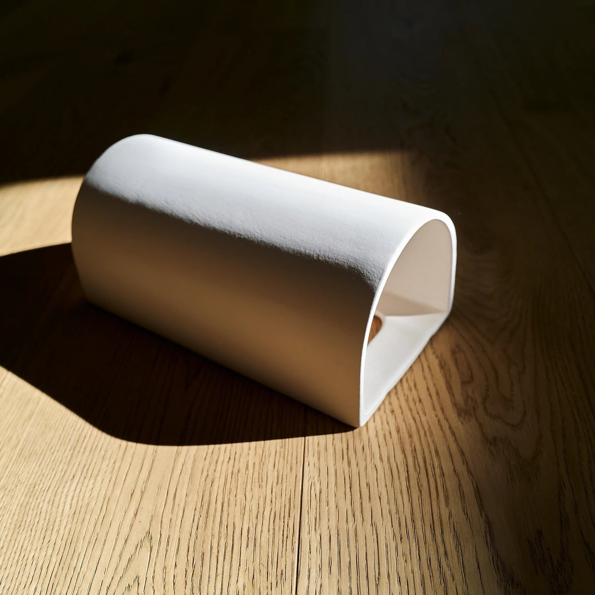 ORA – käsitööna valmistatud keraamiline seinalamp "CURVE" (eriti matt valge)