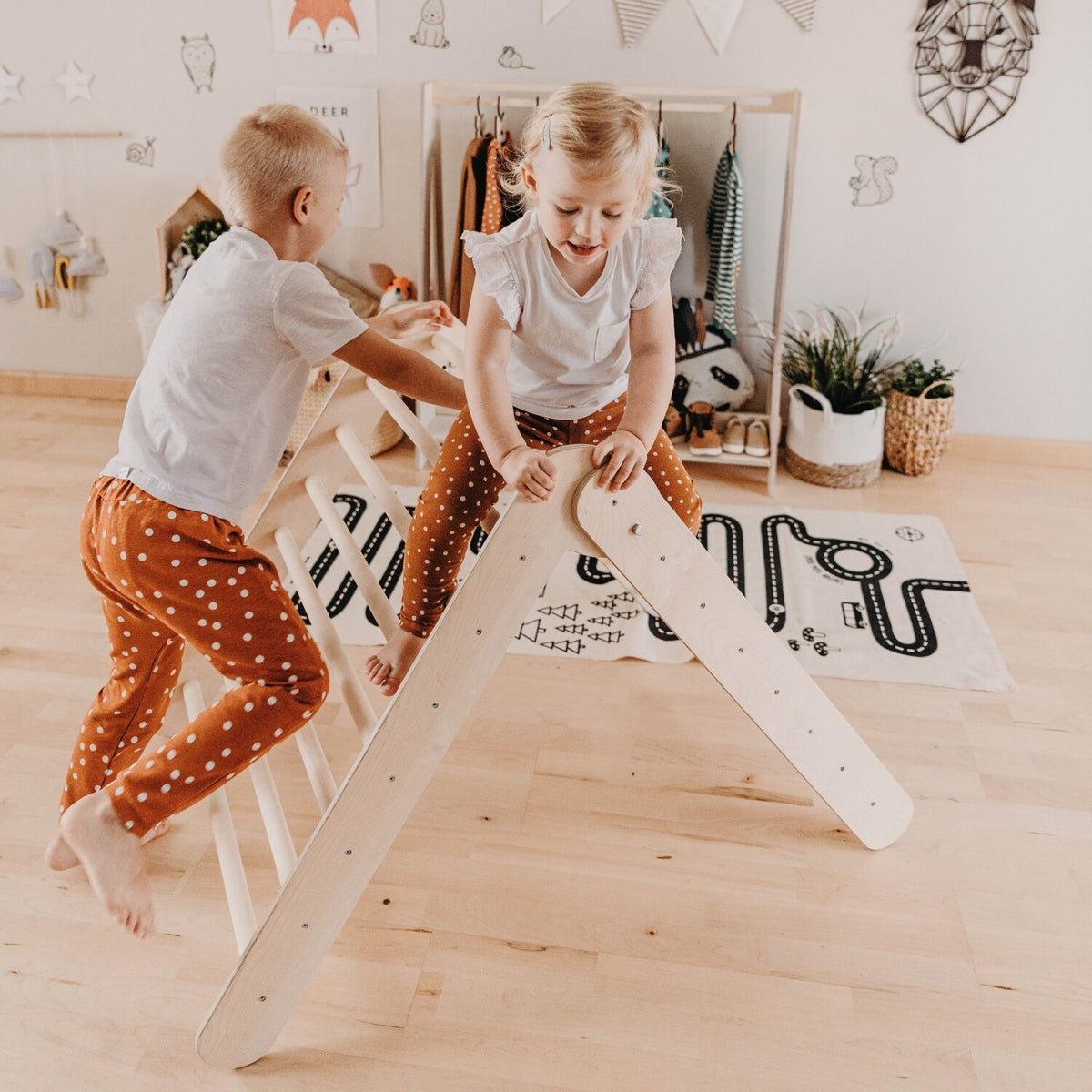 Montessori House Bed kokkupandav laste ronimiskolmnurk