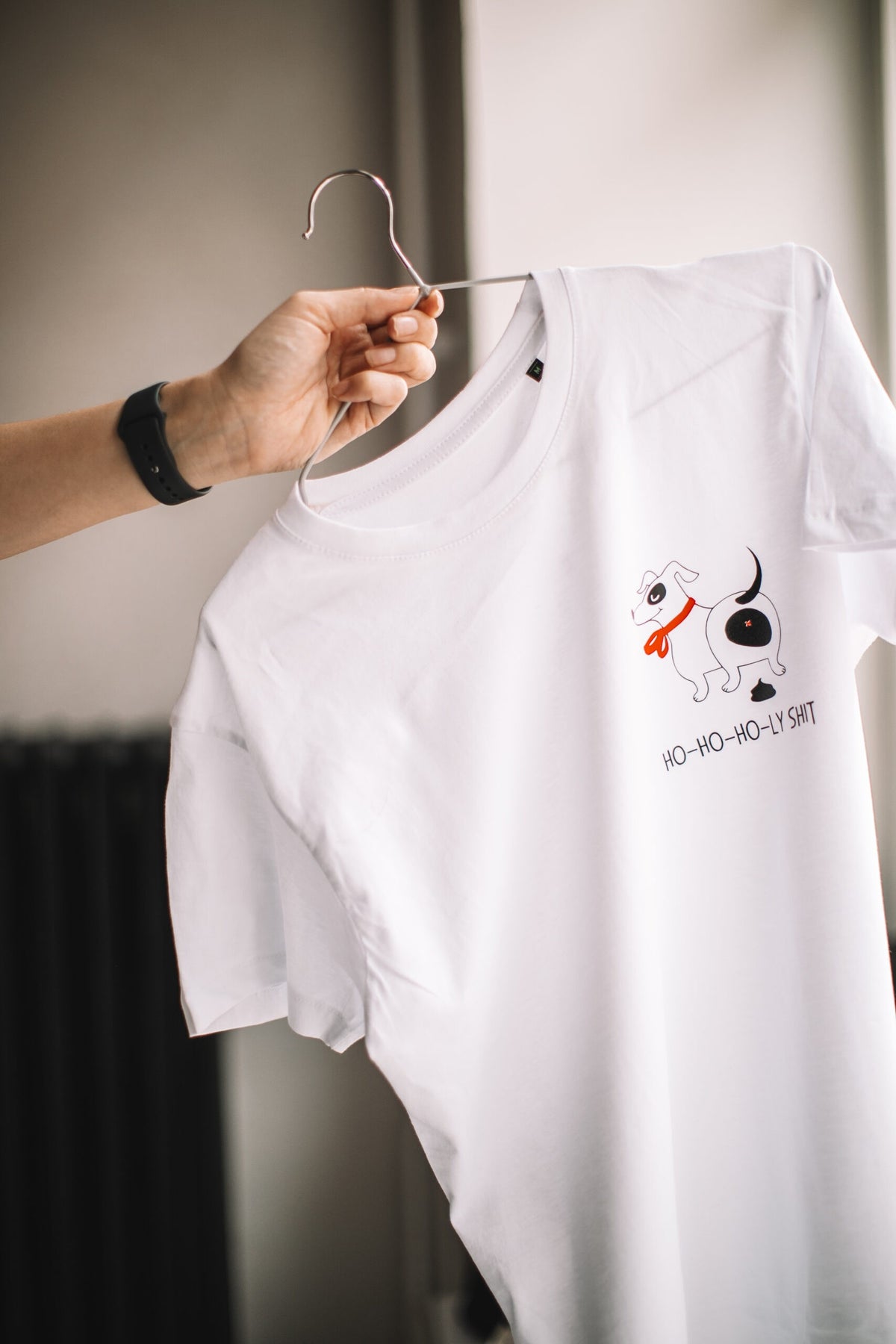 Black Giraffe Brand orgaanilisest puuvillast T-särk "Ho-ho-ho holy sh*t!"