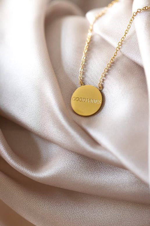 OLLA kaelakee medaljoniga "Good Vibes"